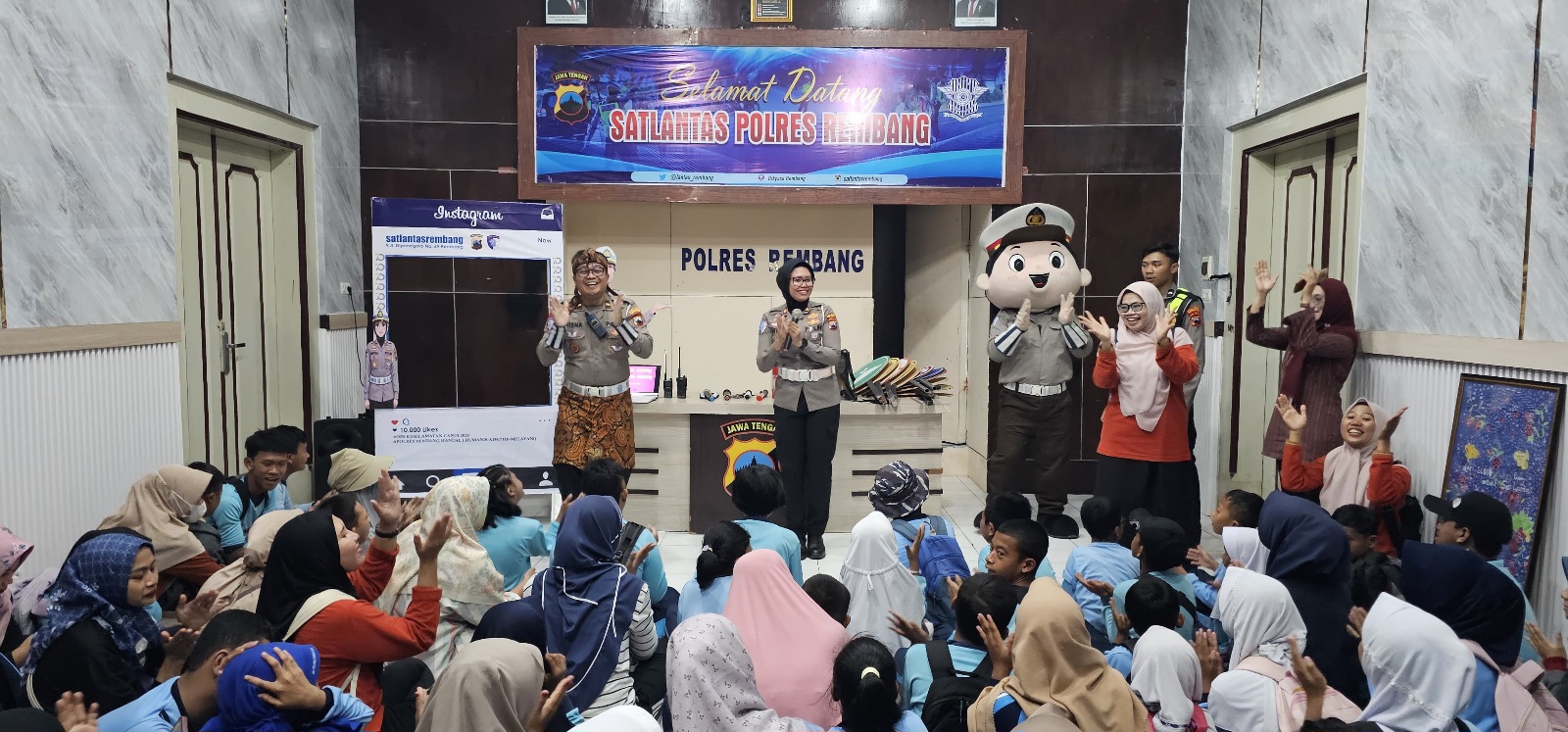 Satlantas Rembang Ajak Siswa SLB N Lasem Kenal Polisi Lewat Senam dan Badut Polisi