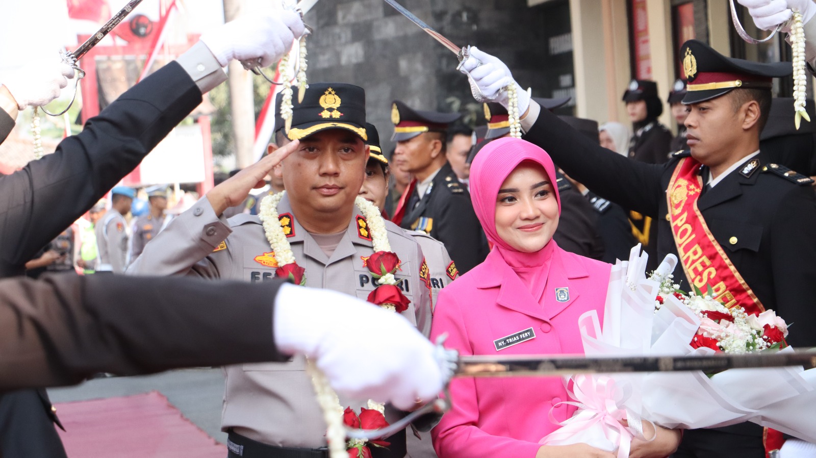 Kapolres Rembang Baru Disambut Tradisi Pedang Pora.